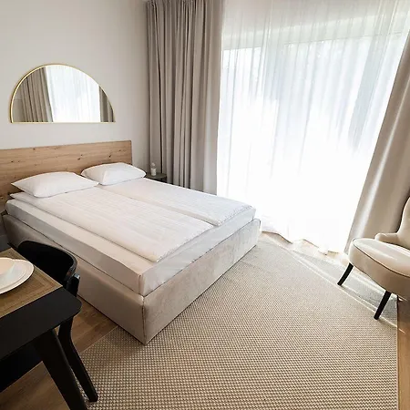 B85 מלון דירות ורשה